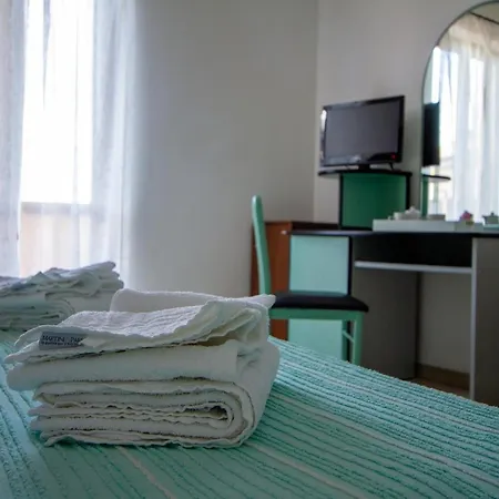 Falcon Hotel *