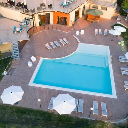 Falcon Hotel *